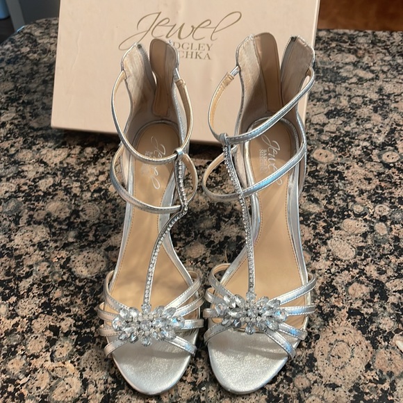 Beautiful Rhinestone silver heels size 8 - Picture 2 of 7